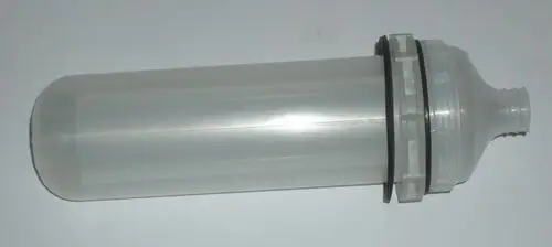 Transparenter Kunststoffbehälter mit runder Form und Anschluss für Kondensat von Daikin. Der Behälter hat eine schwarze Dichtung und eine Öffnung zum Anschluss.